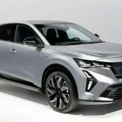 La nuova Renault Rafale, un SUV coupé elegante e moderno, si presenta in un grigio metallizzato brillante, con un design audace e distintivo.