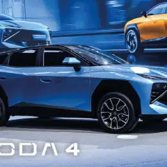 La OMODA 4, un'auto blu dal design audace, si presenta in primo piano, con altri modelli sullo sfondo.