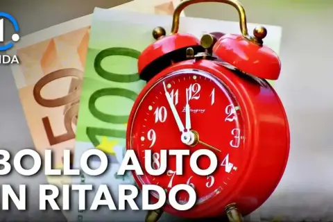 Sveglia rossa e banconote: scopri ogni quanto si paga il bollo auto per evitare ritardi e sanzioni.
