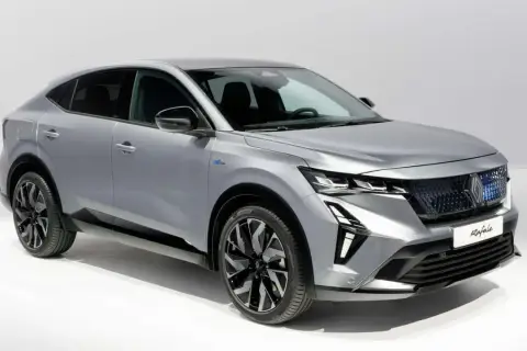 La nuova Renault Rafale, un SUV coupé elegante e moderno, si presenta in un grigio metallizzato brillante, con un design audace e distintivo.