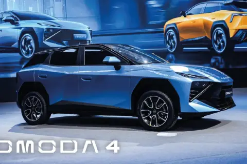 La OMODA 4, un'auto blu dal design audace, si presenta in primo piano, con altri modelli sullo sfondo.