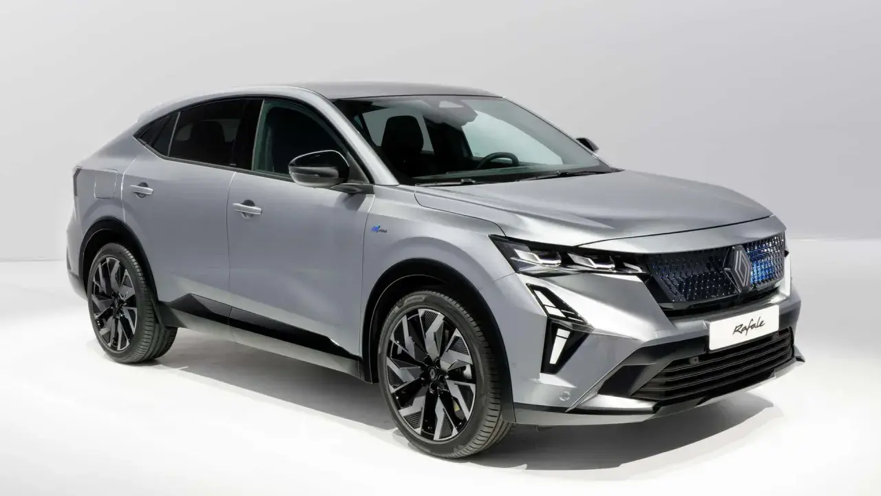 La nuova Renault Rafale, un SUV coupé elegante e moderno, si presenta in un grigio metallizzato brillante, con un design audace e distintivo.