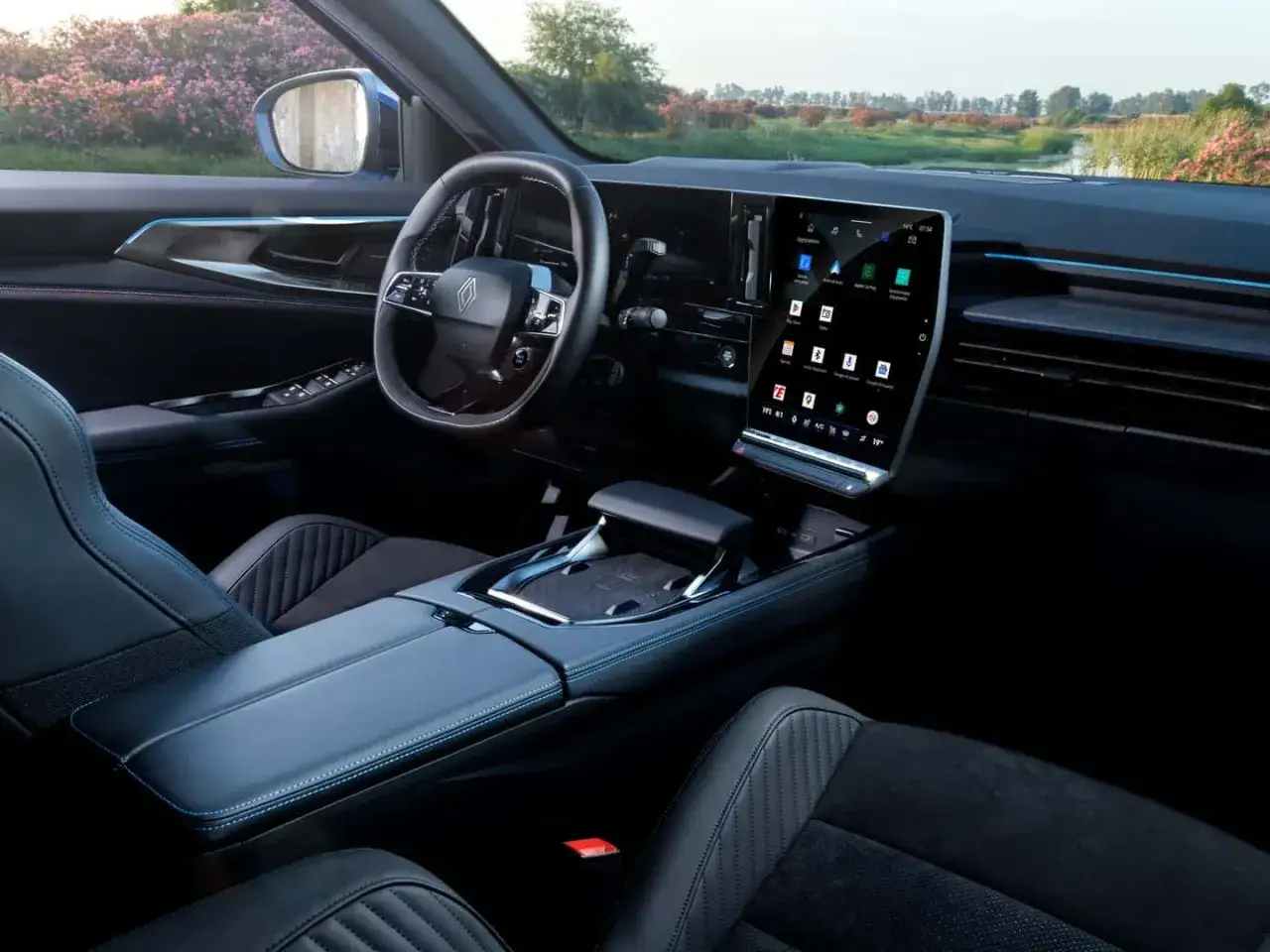 Interno moderno del Renault Rafale con ampio schermo touchscreen e sedili in pelle.