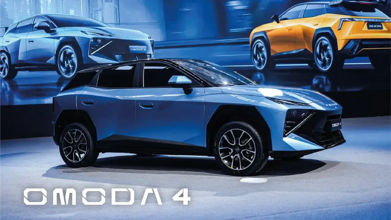 La OMODA 4, un SUV blu futuristico, si presenta in primo piano, con altri modelli in background.